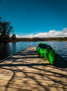 picture of canoe on jetty at lake