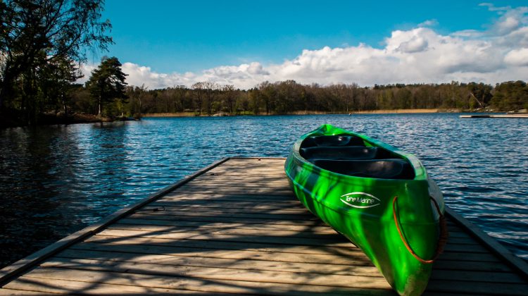 picture of canoe on jetty at lake